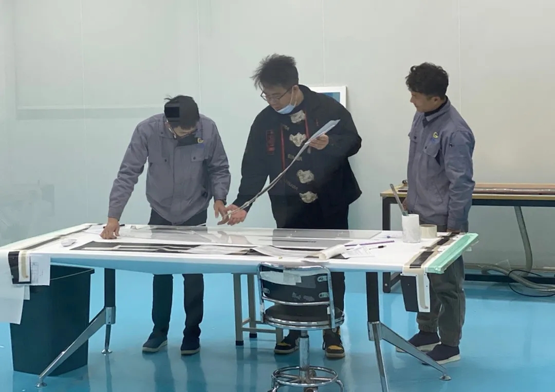 高(gāo)烯品質部的(de)小(xiǎo)夥伴們嚴謹的(de)進行(xíng)初檢工(gōng)作(zuò)